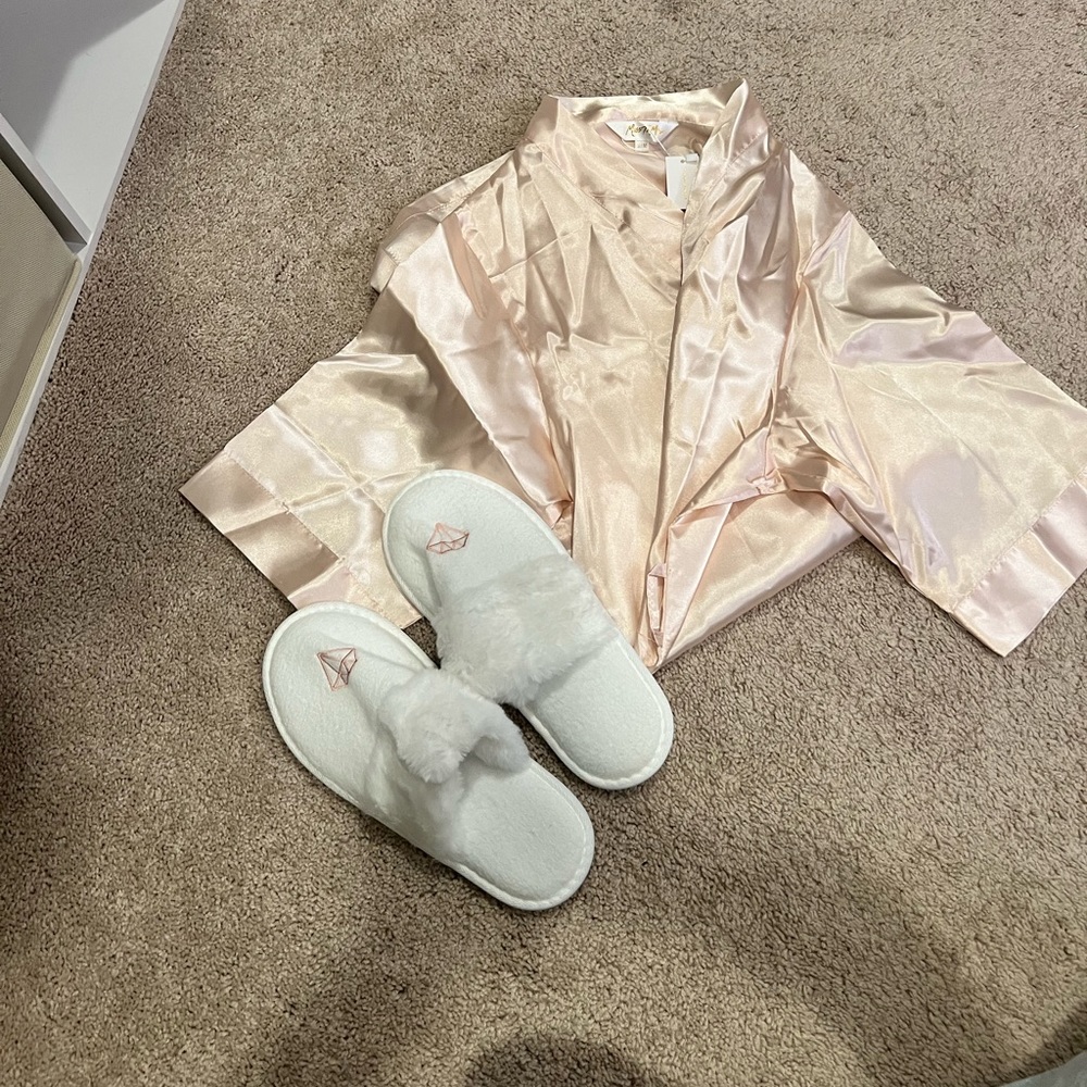 ✨NWT Silk Robe & Slippers✨
